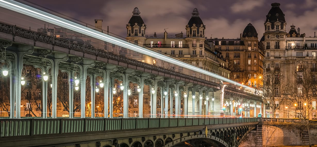 Pont de Bir Hakeim : un choix romantique original. Pont de Bir Hakeim : un choix romantique original.