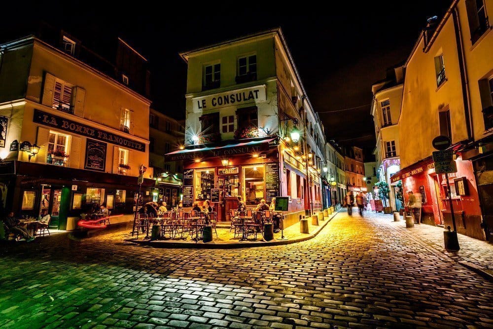 Montmartre de nuit est certainement l'un des lieux les plus romantiques de Paris. Montmartre de nuit est certainement l'un des lieux les plus romantiques de Paris.